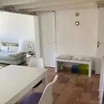 Deux Pieces Dans Le Quartier Du Port Nice