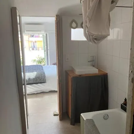 Deux Pièces Dans Le Quartier Du Port *