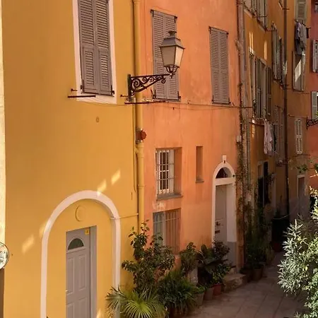 Deux Pièces Dans Le Quartier Du Port